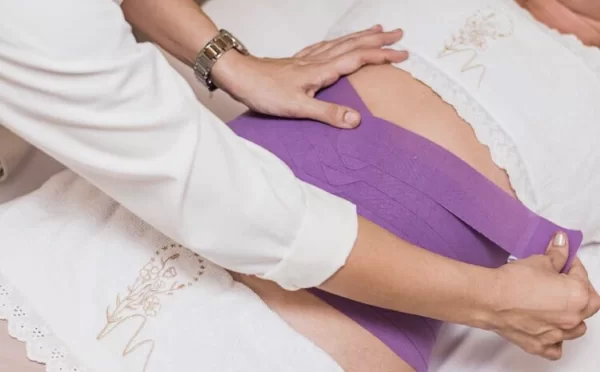 Descubra como o taping pode acelerar a recuperação pós-parto, oferecendo suporte abdominal, alívio da dor nas costas e redução do inchaço.