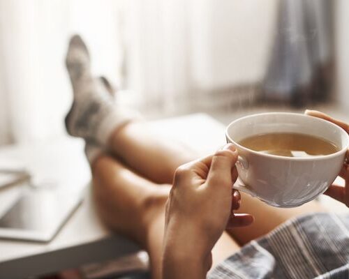 mulher-tomando-cha Lactogogos: Chás que Ajudam a Aumentar a Produção de Leite Materno
